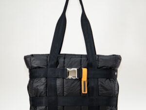 Padded Tote Bag schwarz nachhaltig handgenäht in Wien aus recycelten Materialien