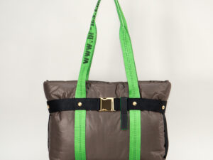 Padded Tote Bag schlammgrün nachhaltig handgenäht in Wien aus recycelten Materialien Frontansicht